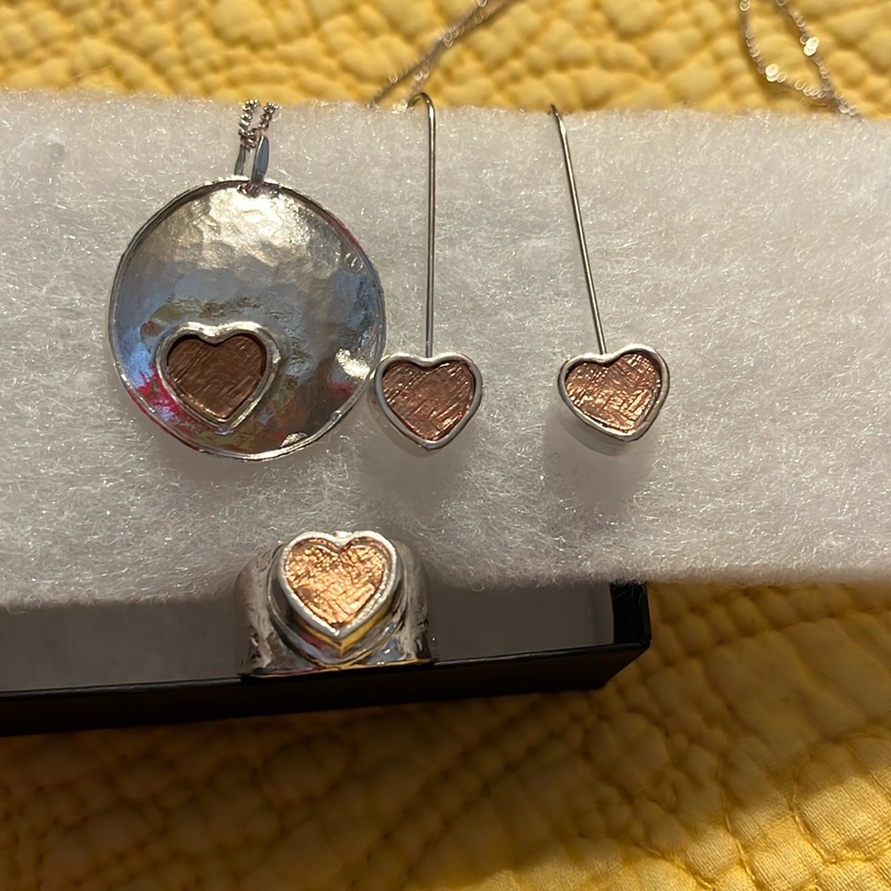 3 piece set.  18” chain.  Ring is adjustable.